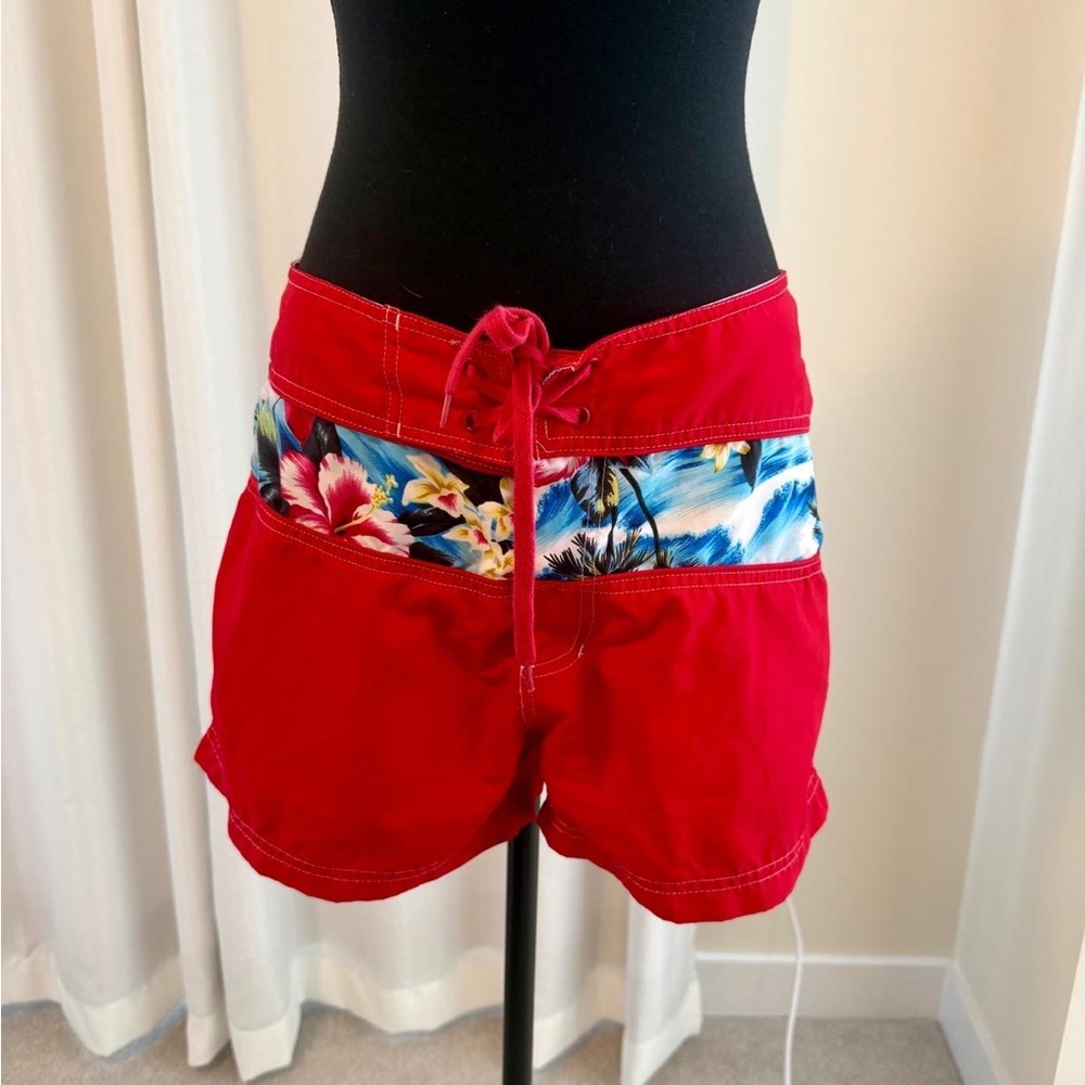 Red Athletic Shorts with Floral Accent and Drawstring Waist